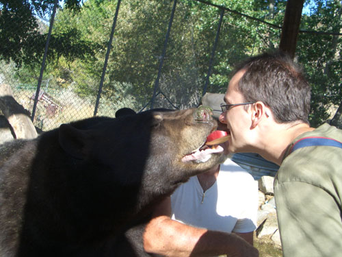 André füttert Henry Foto