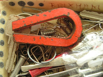 Magnet, Foto von John V. Keogh (Lizenz: CC-BY-NC) Foto: Werkstatt-Schublade mit einem Magneten und vielen Schlüsseln, Schrauben und Klammern