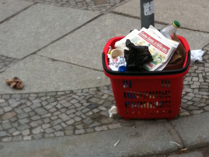 Innerhalb von einem Tag wurde der Einkaufskorb als Mülleimer benutzt Foto