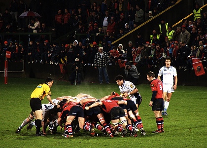 Steam rises from the scrum (Foto von royskeane, Lizenz: CC-BY) Scrum beim Rugby