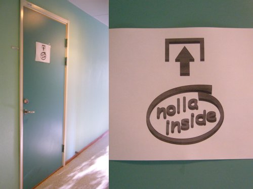 Schild mit 'nolla inside' an einer der Zimmertüren im Studentenwohnheim Foto